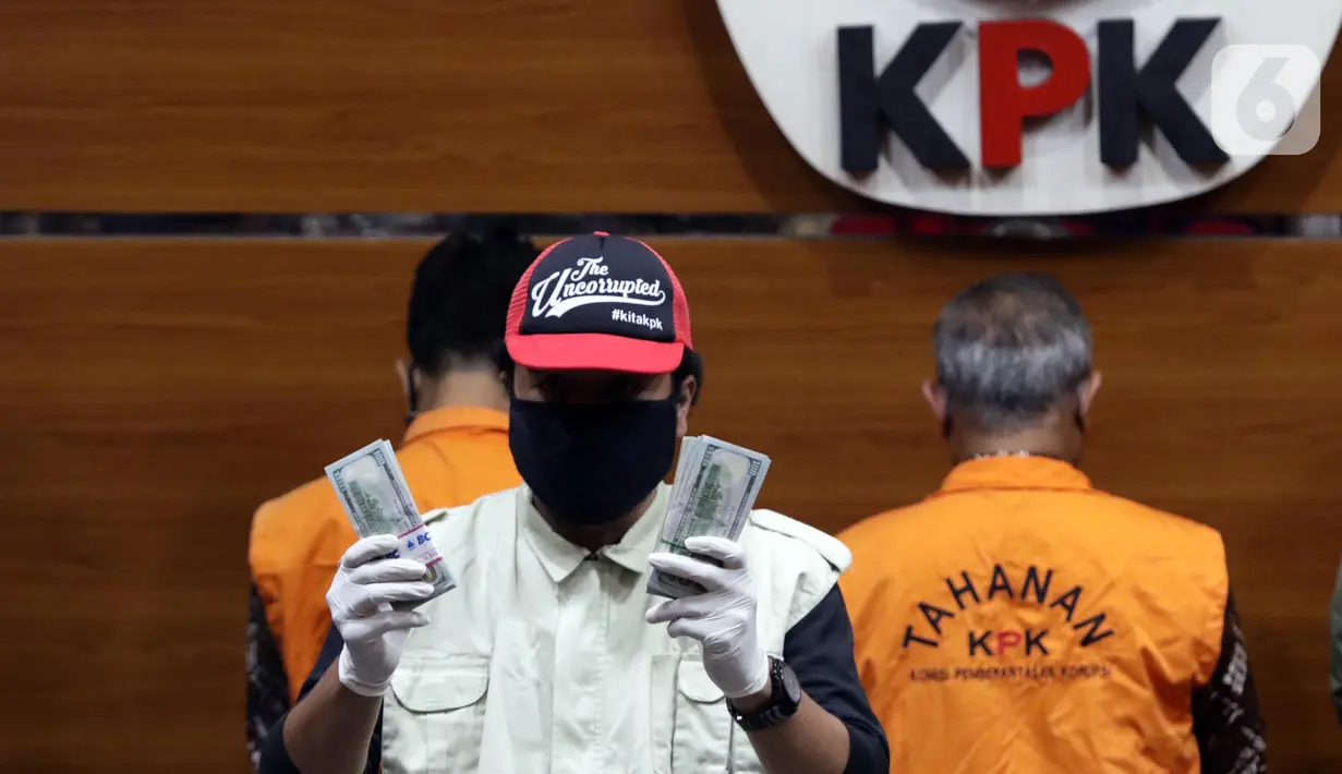 Petugas menunjukkan barang bukti penangkapan mantan Wali Kota Yogyakarta, Haryadi Suyuti di Gedung KPK, Jakarta, Jumat (3/6/2022). Haryadi Suyuti ditahan KPK terkait suap pengurusan perizinan di wilayah Pemkot Yogyakarta berikut barang bukti uang USD 27.258. (Liputan6.com/Helmi Fithriansyah)