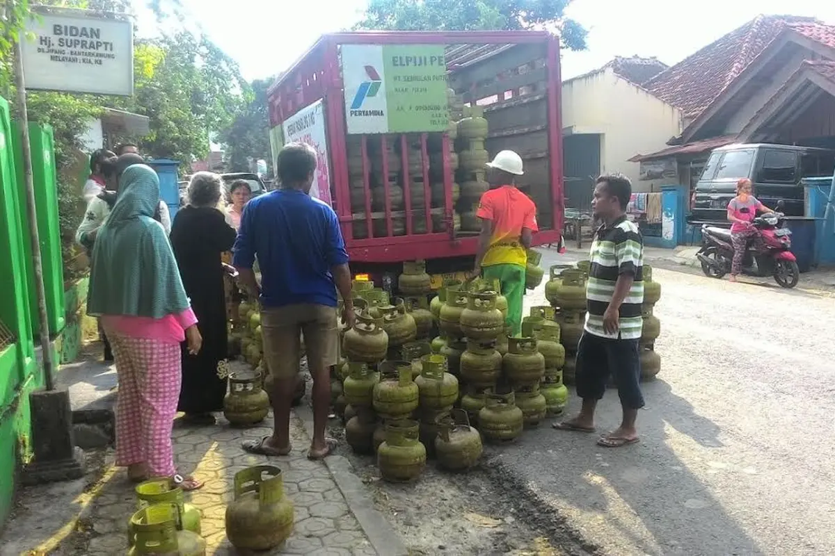 PT Pertamina (Persero) menggelar operasi pasar (OP) elpiji 3 kilogram (kg) di beberapa titik di wilayah Kabupaten Brebes, Jawa Tengah.(Liputan6.com/Fajar Eko Nugroho)
