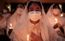 FOTO: Misa Malam Paskah di Gereja Santo Kristoforus Jakarta Berlangsung Khidmat