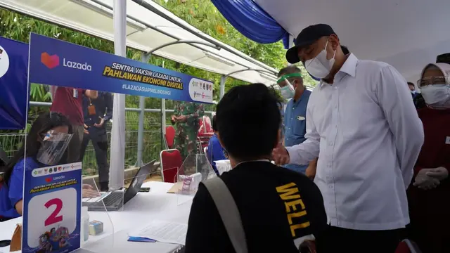 Menteri Koperasi dan UKM Teten Masduki meninjau program Sentra Vaksin untuk Pahlawan Ekonomi Digital Indonesia, di Lazada Logistics Warehouse, Cimanggis, Depok, Sabtu (25/7/2021). (Dok KemenkopUKM)