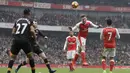 Aksi pemain Arsenal, Shkodran Mustafi melepaskan sundulan ke gawang Hull City pada lanjutan Premier League di Emirates Stadium, London, (11/2/2017). Arsenal menang 2-0.  (AP/Matt Dunham)