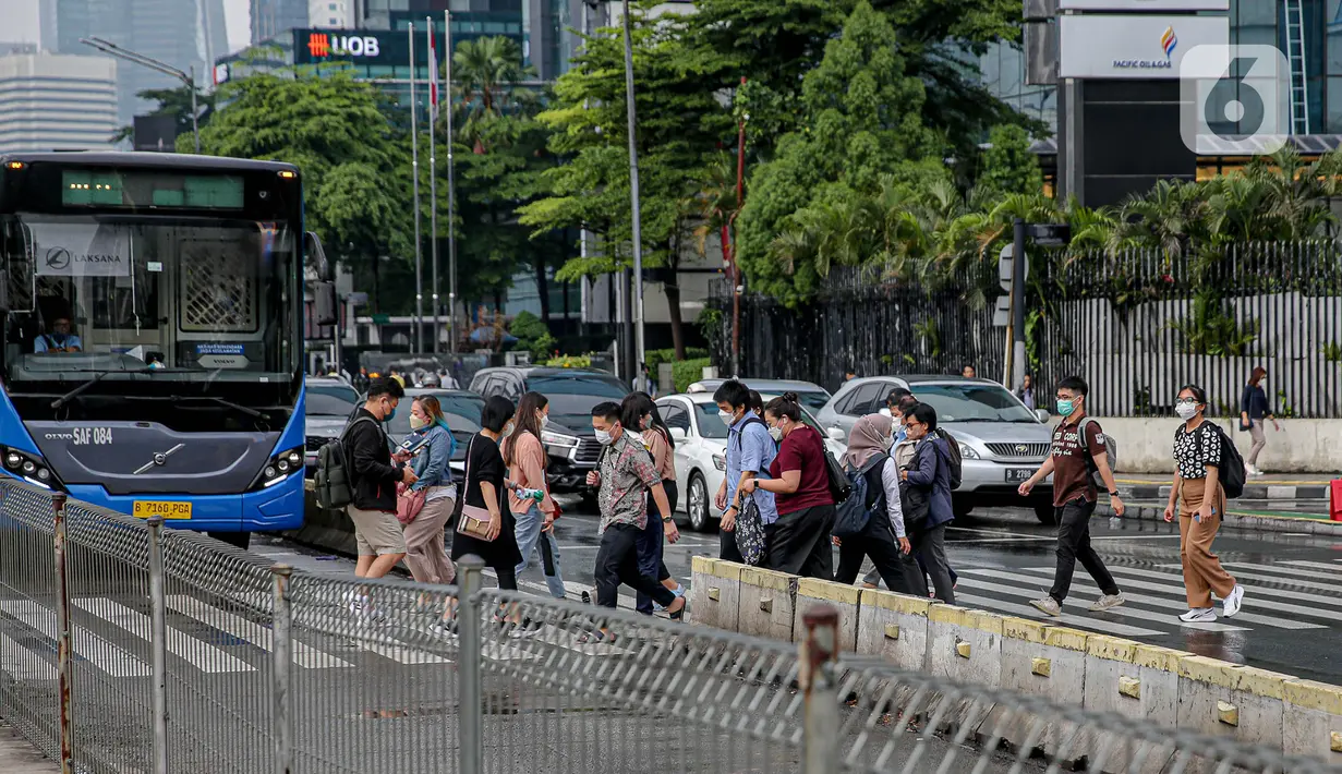 Sejumlah pekerja mulai kembali beraktivitas usai libur lebaran dan cuti bersama 2023.  (Liputan6.com/Faizal Fanani)