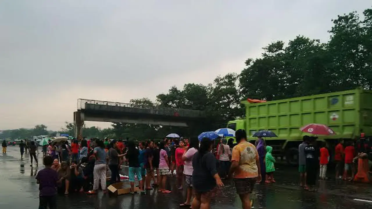 Diguyur Hujan Lebat, Pendemo Jalan Tol Jagorawi Bubar