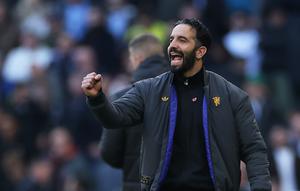 Pelatih kepala Manchester United, Ruben Amorim, bereaksi dalam pertandingan Liga Inggris&nbsp;melawan Tottenham Hotspur di London, Inggris, Sabtu (8/11/2025). (AP Photo/Ian Walton)