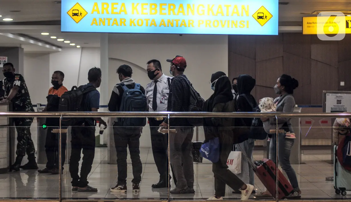Calon penumpang bus AKAP menunggu jadwal keberangkatan di Terminal Terpadu Pulogebang, Jakarta Timur, Selasa (21/12/2021). Memasuki libur Natal dan Tahun Baru, Terminal Terpadu Pulogebang mulai ramai penumpang tujuan kota-kota besar di Sumatera, Jawa, dan Bali. (merdeka.com/Iqbal S. Nugroho)