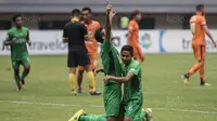 Pemain Bhayangkara FC, Evan Dimas, merayakan gol yang dicetak Otavio Dutra ke gawang Borneo FC pada laga Liga 1 Indonesia di Stadion Patriot, Bekasi, Rabu (20/9/2017). Bhayangkara menang 2-1 atas Borneo. (Bola.com/Vitalis Yogi Trisna)