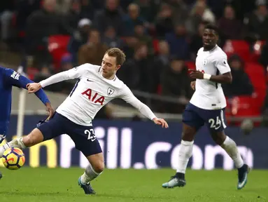 Pemain Tottenham Hotspur Christian Eriksen berebut bola dengan pemain Everton Cuco Martina dalam pertandingan Liga Primer di Stadion Wembley, London (13/1). Tottenham menang telak 4-0 atas Everton. (John Walton/PA via AP)