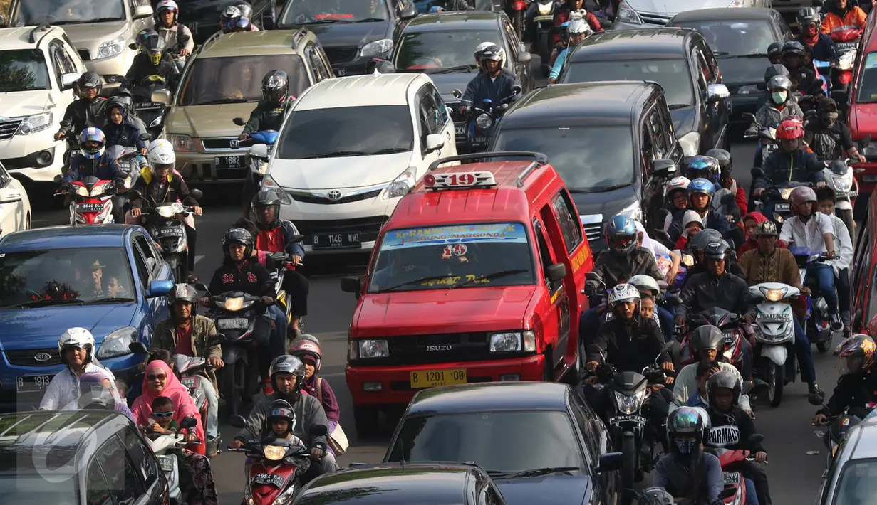 Kendaraan terjebak kemacetan di kawasan Tanjung Barat, Jakarta, (6/7). Meskipun masih suasana libur lebaran, Sejumlah ruas jalan di Jakarta tetap macet. (Liputan6.com/Immanuel Antonius)