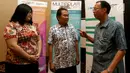Solution and Infrastructure Business Director PT Multipolar Technology Tbk Jip Ivan Sutanto (kanan) berbincang dengan Division Head BankVision Andreas, dan Compliance & Presales Section Head Cindy Wiana di Jakarta, Senin (23/7). (Liputan6.com/HO/Palar)
