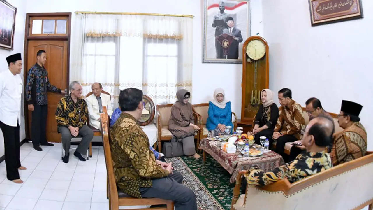 Jokowi saat menjenguk Hasyim Muzadi sebelum meninggal dunia.
