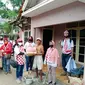 Relawan Solmet membagikan sejumlah paket sembako untuk terdampak Covid-19 di Jakarta. (Istimewa)