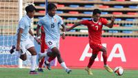 Gelandang Timnas Indonesia U-22, Marselino Ferdinan (kanan) menggiring bola dibayangi dua pemain Myanmar, Aung Myo Khant (tengah) dan Ye Yint Phyo pada laga kedua Grup A SEA Games 2023 di Olympic Stadium, Phnom Penh, Kamboja, Kamis (4/5/2023). (Bola.com/Abdul Aziz)