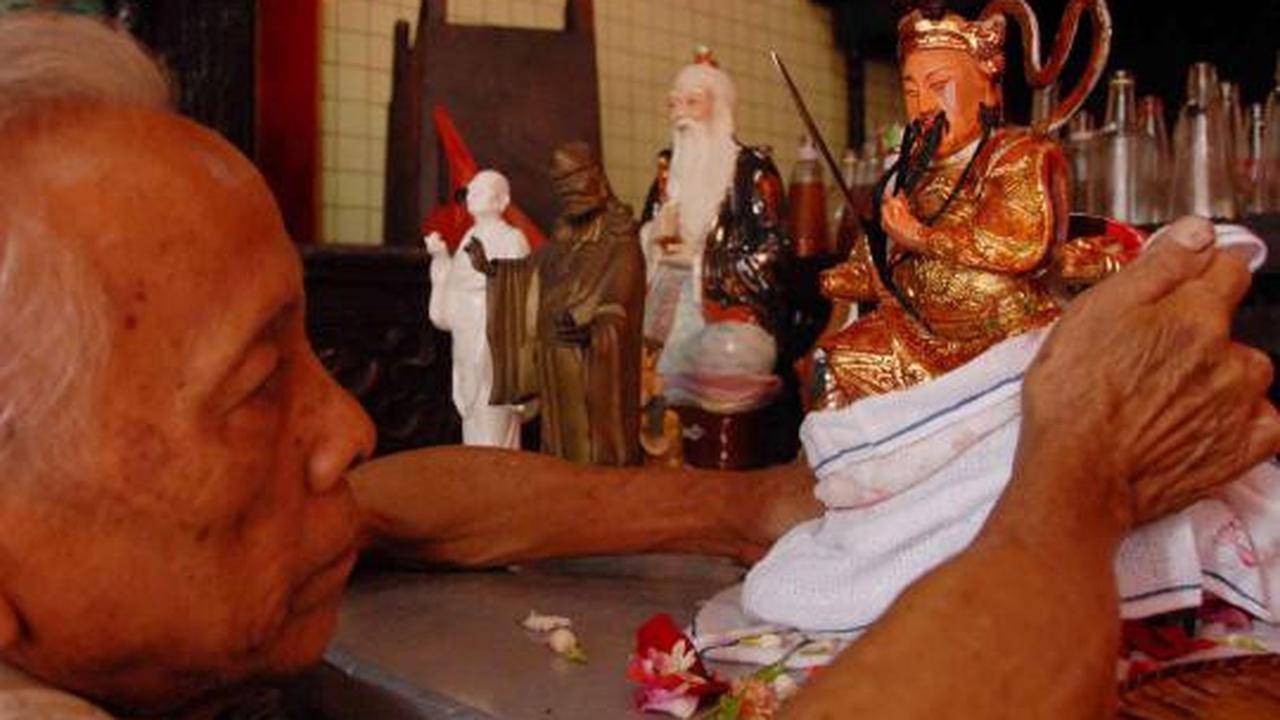 Memandikan patung dewa jelang perayaan Imlek