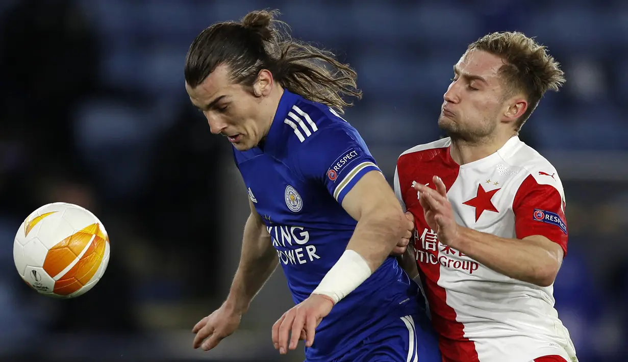 Caglar Soyuncu (kiri) merupakan bek tengah andalan Leicester City. Memiliki fisik yang kuat, kemampuannya dalam duel udara dan darat tak perlu diragukan lagi. Ia juga mampu melaju dengan kecepatan tinggi untuk mengimbangi penyerang-penyerang lincah. (AFP/Adrian Dennis)
