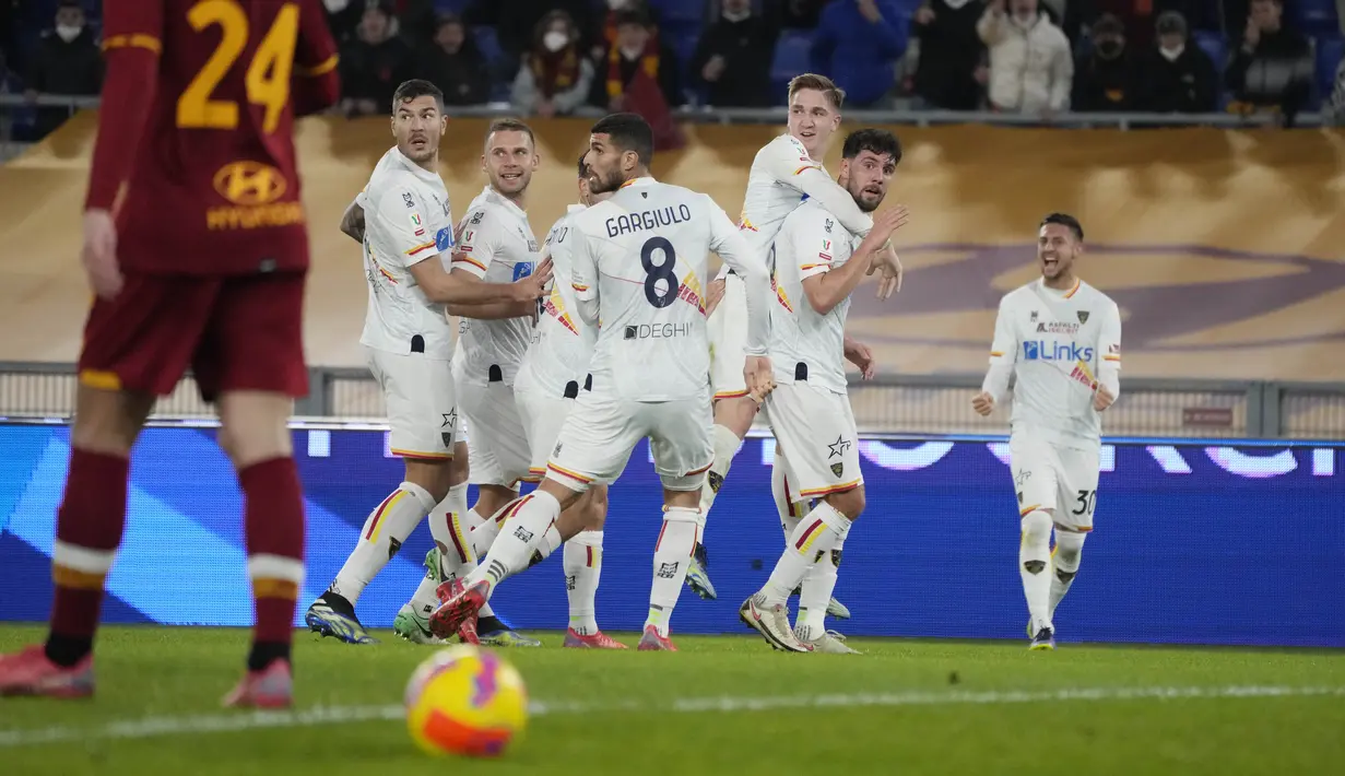 Bek Lecce, Arturo Calabresi (kanan) berselebrasi usai mencetak gol ke gawang AS Roma pada pertandingan 16 besar Coppa Italia di stadion Olimpiade Roma, Jumat (21/1/2022). AS Roma menang atas Lecce 3-1. (AP Photo/Alessandra Tarantino)
