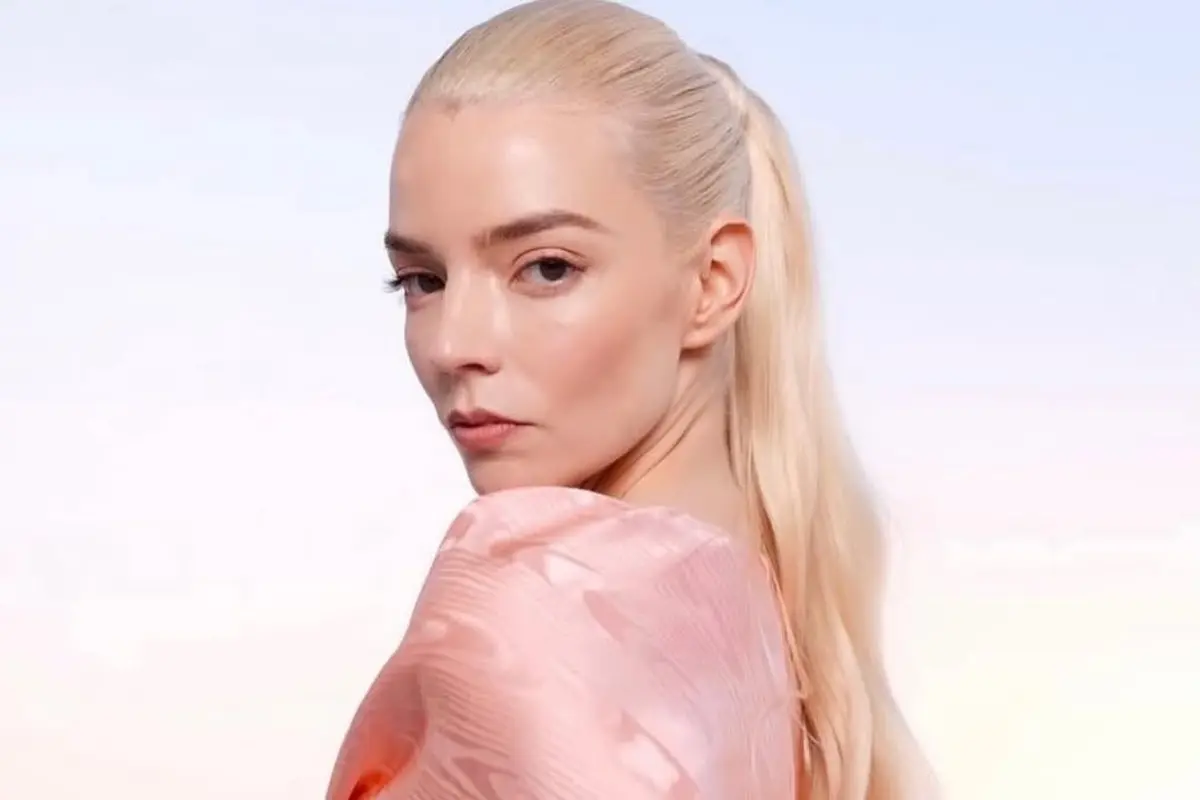Tampil Glowing Maksimal, Ini Rahasia Makeup Anya Taylor-Joy di Paris Fashion Week