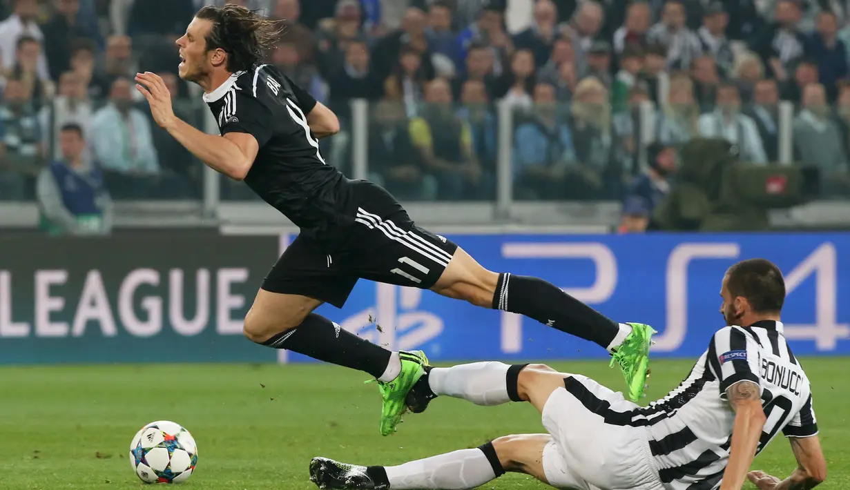 Gelandang Real Madrid, Gareth Bale (kiri) saat dilanggar bek Juventus Leonardo Bonucci pada leg pertama babak semifinal Liga Champions di Juventus Stadium, Rabu (6/5/2015). Juventus menang 2-1 atas Real Madrid. (Reuters/Stefano Rellandini)