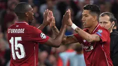 Gelandang Liverpool, Roberto Firmino (kanan) menggantikan Daniel Sturridge saat bertanding dengan Paris Saint-Germain (PSG) di Liga Champions di Anfield, Liverpool, Inggris, Selasa (18/9). Liverpool membungkam PSG 3-2. (Paul ELLIS/AFP)