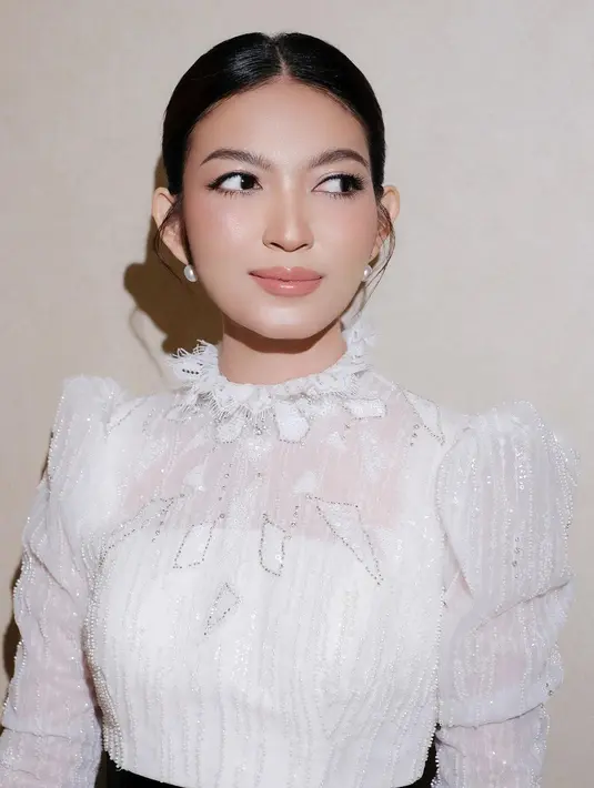 Sementara saat hadiri sebuah acara, Selvi Ananda terlihat tone down dengan nude makeup look [@kunsoomakeupartist]