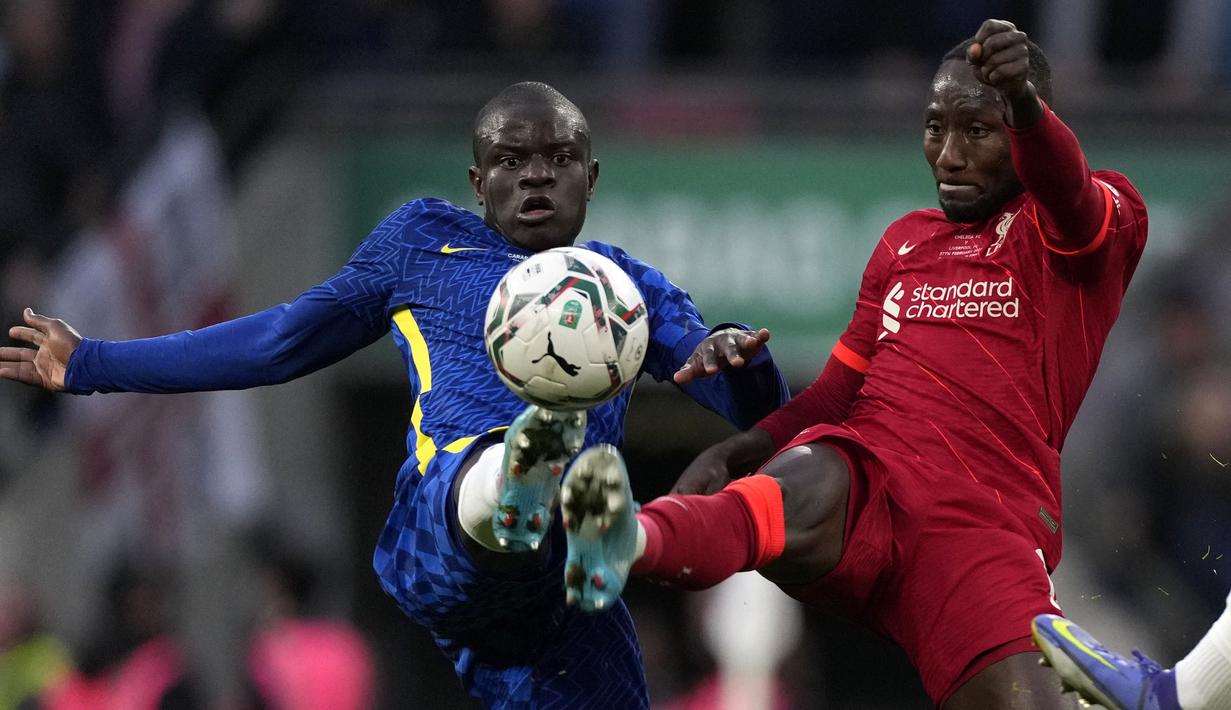 Sejak pertandingan dimulai, kedua tim sejatinya sama-sama kuat. Liverpool dan Chelsea saling berbalas ancaman satu sama lain. Namun, tak ada gol yang tercipta hingga waktu turun minum. (AP/Alastair Grant)