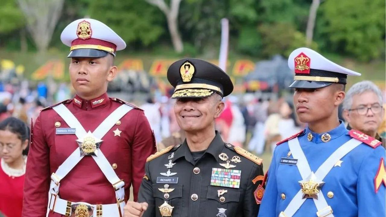 Selain itu ia merupakan lulusan Akademi Militer 1992 yang berasal dari kecabangan Infanteri (Kopassus).<br>
