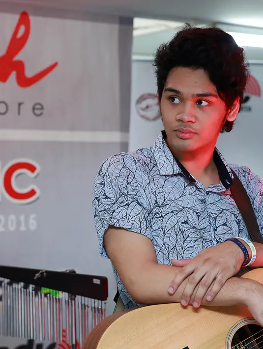 "Kita (The Overtunes) baru dikasih tahu kalau album 'Selamanya' dapat multi platinum. Kami senang banget, ternyata banyak yang mendengarkan album kami," ucap Mikha di Sarinah, Thamrin, Jakarta Pusat, Selasa (15/3/2016). (Deki Prayoga/Bintang.com)