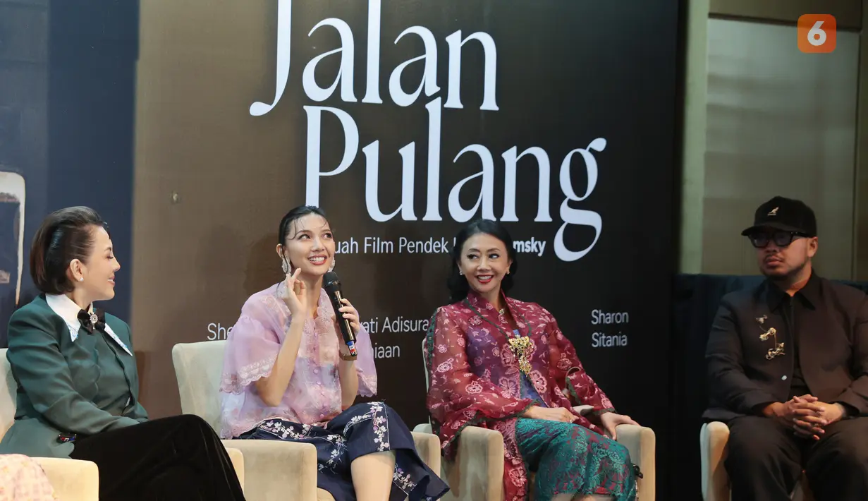 Aktris Sheila Dara Aisha berbicara dalam konferensi pers film pendek Jalan Pulang di Jakarta, Rabu (22/7/2026). Film tersebut menghadirkan kisah tentang kebaya sebagai warisan budaya yang menyimpan kenangan, identitas, dan cerita keluarga dari generasi ke generasi. (KLY/Budy Santoso)