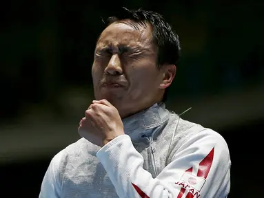 Atlet Anggar asal Jepang, Yuki Ota terlihat kecewa usai kalah pada tunggal putra anggar di Carioca Arena 3 - Rio de Janeiro, Brasil, (7/8). (REUTERS/Issei Kato)