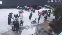 Baliho yang diduga milik Partai Solidaritas Indonesia (PSI) ambruk dan menimpa pengendara sepeda motor yang melintas. (Instagram)
