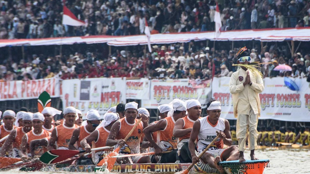 Foto: Aksi Penari Cilik Dika Warnai Semarak Pacu Jalur di Sungai Kuantan