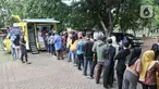 Warga mengantre untuk menukarkan uang receh di layanan Bank Keliling di Jakarta Islamic Centre, Jakarta Utara, Rabu (12/4/2023). (merdeka.com/Iqbal S. Nugroho)