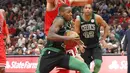 Pemain Boston Celtics, Terry Rozier berusaha melewati adangan pemain Chicago Bulls, Robin Lopez pada lanjutan NBA basketball game di United Center, Chicago, (11/12/2017). Bulls menang 108-85. (AP/Charles Rex Arbogast)