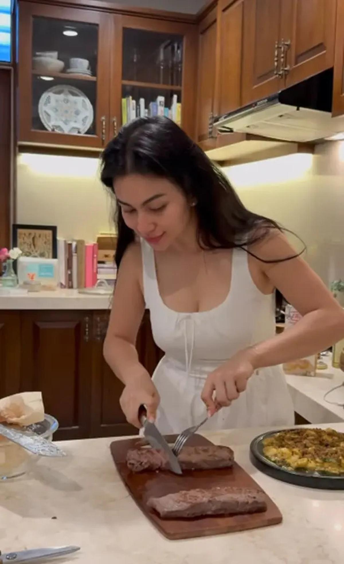 5 Potret Dapur Rumah Baru Ariel Tatum, Nuansa Klasik Hangat yang Bikin Betah