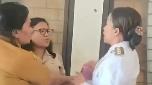Bupati Ratu nyaris adu jotos dengan staf perempuan Dinas Pendidikan SDB. (Foto: Istimewa/Ola Keda)