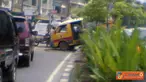 Citizen6, Medan: Sebuah angkot menaiki badan jalan yang ditumbuhi tanaman untuk menghindari kemacetan di jalan Jamin Ginting, Medan. (Pengirim: Deli Handoko)