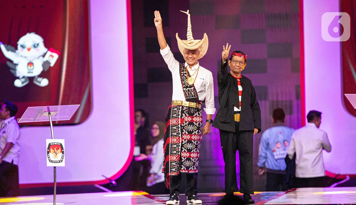 Pasangan Ganjar-Mahfud menggunakan pakaian khas adat dari dua daerah di Indonesia. (Liputan6.com/Faizal Fanani)