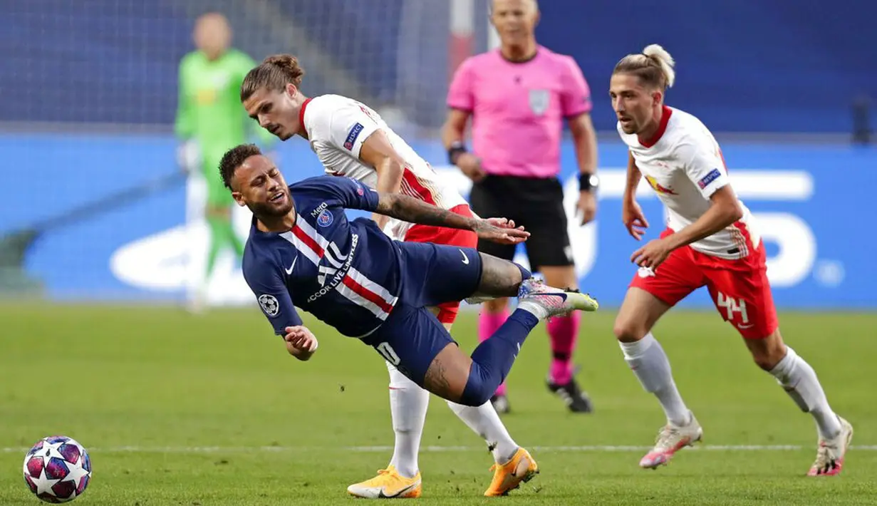 Pemain Paris Saint-Germain (PSG), Neymar, terjatuh saat berebut bola dengan pemain RB Leipzig pada laga semifinal Liga Champions di Stadion The Luz, Rabu (19/8/2020). PSG menang dengan skor 3-0. (AP Photo/Manu Fernandez)