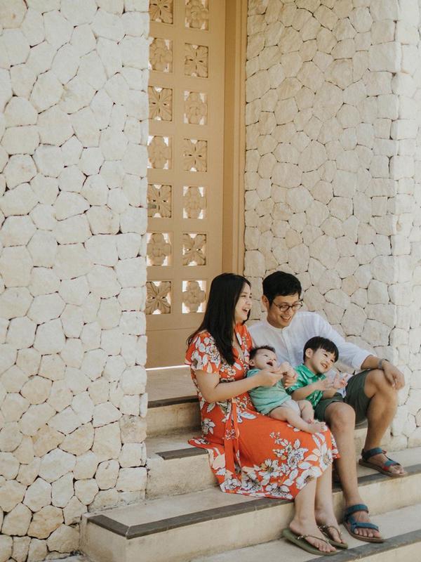 Liburan kali ini adalah liburan pertama Putri setelah dirinya melahirkan anak keduanya. Tian dan Jun memilih Bali sebagai destinasi liburan mereka. (Liputan6.com/putrititian)