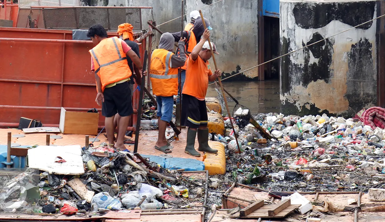 Sampah tertumpuk di Pintu Air Jembatan Hanging, Jakarta, Jum'at (30/9). Pembersihan tersebut selain sebagai perawatan pintu air Jembatan Hanging juga untuk mengurangi bahaya banjir. (Liputan6.com/Johan Tallo)