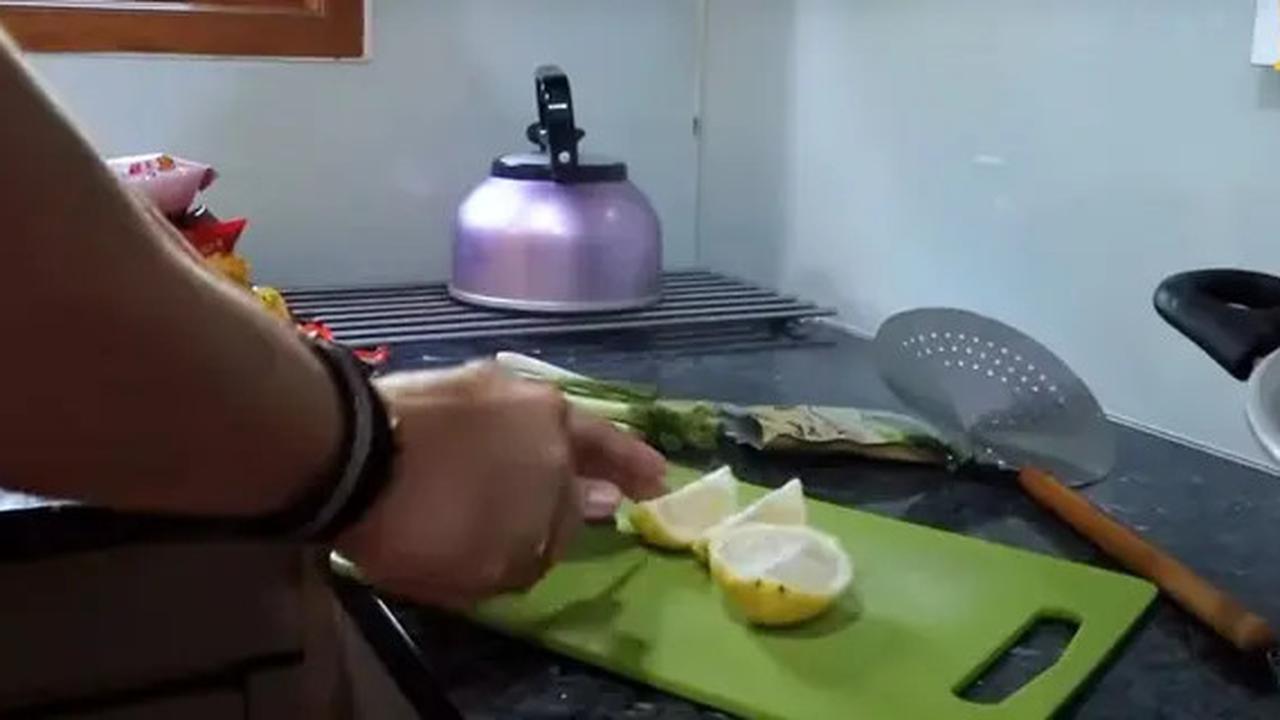 Potret Dapur Rendy Kjaernett yang Punya Model Simple tapi Lengkap