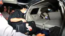 Penyidik KPK memasukkan koper hitam ke dalam mobil seusai menggeledah rumah Ketua DPR Setya Novanto di Kebayoran Baru, Jakarta, Kamis (16/11). Para penyidik KPK tidak diperkenankan memberikan keterangan apa pun kepada media. (Liputan6.com/Johan Tallo)