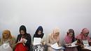 Peserta mengisi formulir saat mengikuti audisi Putri Muslimah Indonesia 2016 di Jakarta, Minggu (24/4). Ajang tersebut diadakan untuk mencari bakat terbaik dari muslimah yang memiliki kriteria akhlak, bakat, dan cantik. (Liputan6.com/Immanuel Antonius)