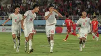 Caption: Para pemain Timnas Indonesia U-16 merayakan gol yang dicetak oleh Josh Holong Junior ke gawang Timnas Laos U-16 pada laga terakhir Grup A Piala AFF U-16 2024 di Stadion Manahan, Solo, Kamis (27/6/2024). (Bola.com/Radifa Arsa)