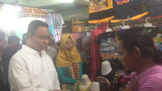 Anies Baswedan membeli kaos di Tanah Abang