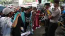 Petugas kepolisian mengawal unjuk rasa yang dilakukan oleh Pedagang kaki lima (PKL) Tanah Abang di depan kantor Ombudsman, Jakarta, Selasa (3/4). Para PKL itu mengatasnamakan Forum Pedagang Kreatif Lapangan Jatibaru. (Liputan6.com/Arya Manggala)