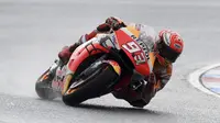 Pembalap Repsol Honda, Marc Marquez, menjadi juara MotoGP Ceska setelah finis dengan catatan waktu 39 menit 24,430 detik. (AFP/Michal Cizek)
