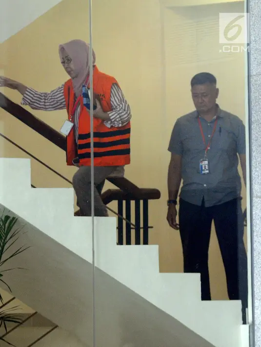 Anggota DPRD Kota Malang Heri Pudji Utami tertunduk saat tiba di gedung KPK, Jakarta, Selasa(8/5). Utami diperiksa sebagai tersangka terkait dugaan suap pembahasan APBD-P Pemkot Malang Tahun 2015. (Merdeka.com/Dwi Narwoko)