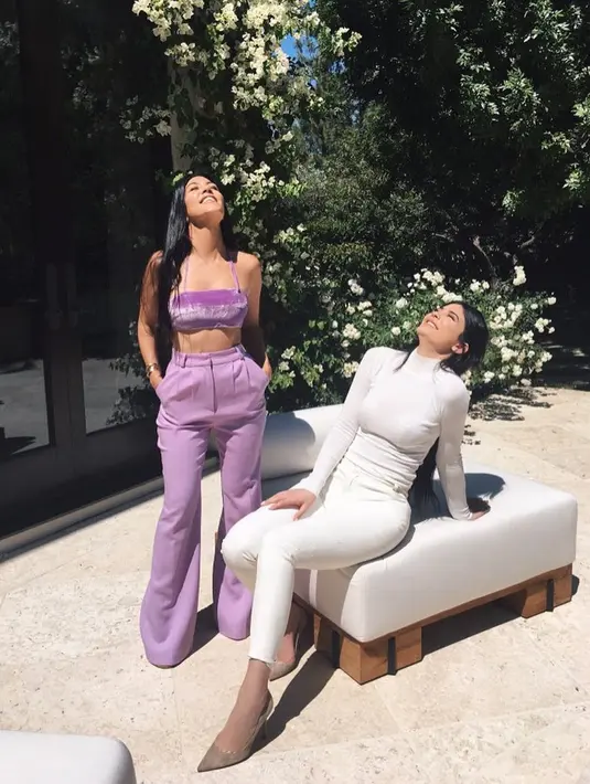"Kourtney menelpon dan ngobrol setiap hari dengan Kylie. Mereka pun menghabiskan banyak waktu di rumah. (instagram/kourtneykardash)