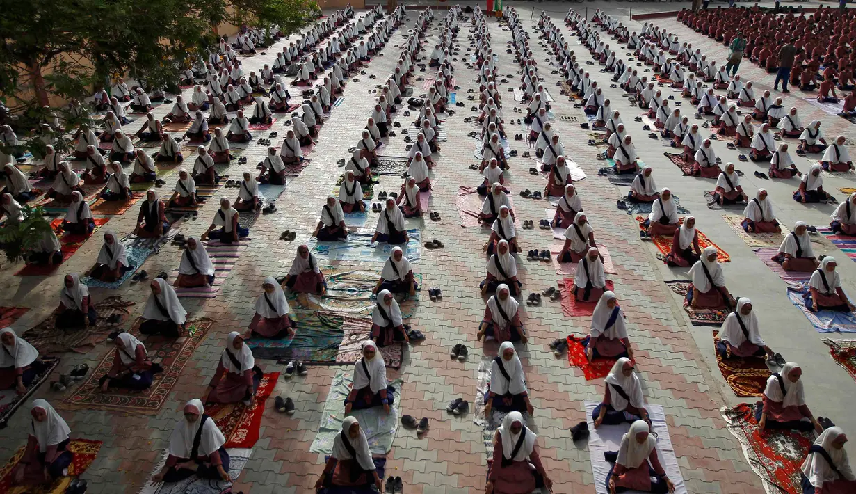 Siswa mengikuti gerakan Yoga jelang Hari Yoga Dunia di Ahmedabad , India , (16/6). Setiap tanggal 21 Juni, seluruh dunia memperingati Hari Yoga Sedunia. (REUTERS / Amit Dave)