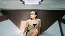 Prilly juga berpose di interior Yacht-nya yang tampak mewah. Dia bisa bersantai di sana. (Foto: Instagram/ prillylatuconsina96)